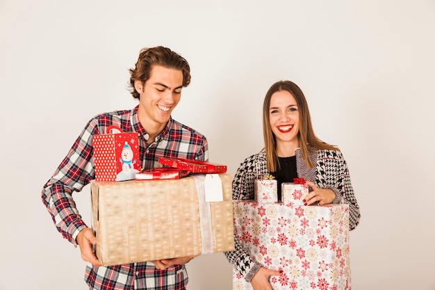 Pareja con regalos