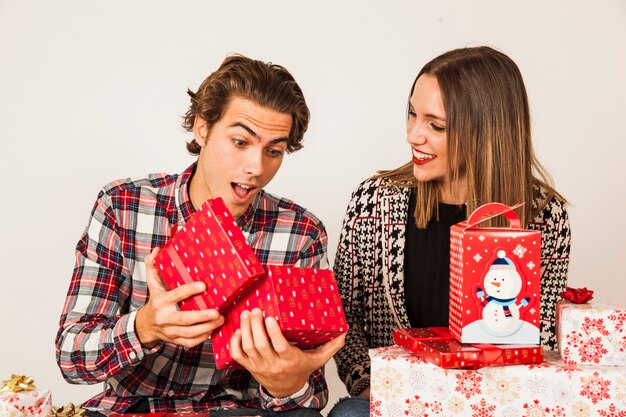 Pareja con regalos