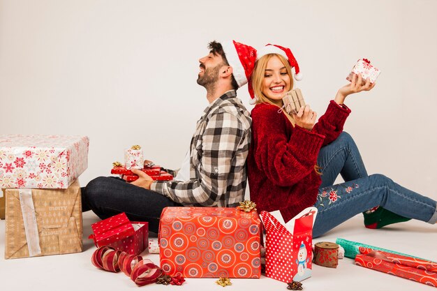 Pareja con regalos