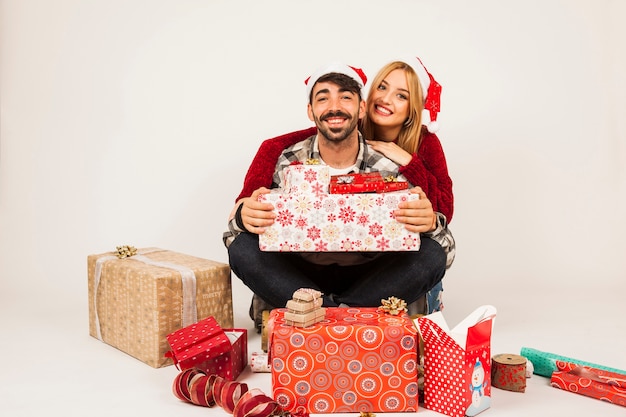 Pareja con regalos