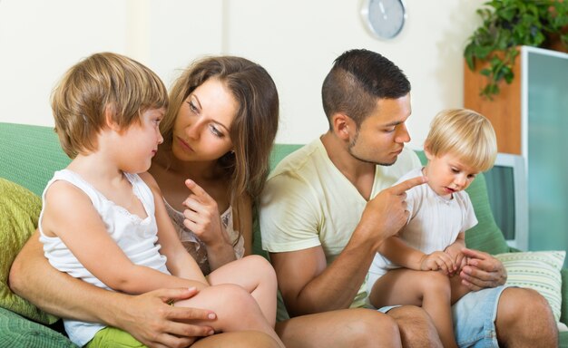 Pareja regañando a la pequeña hija