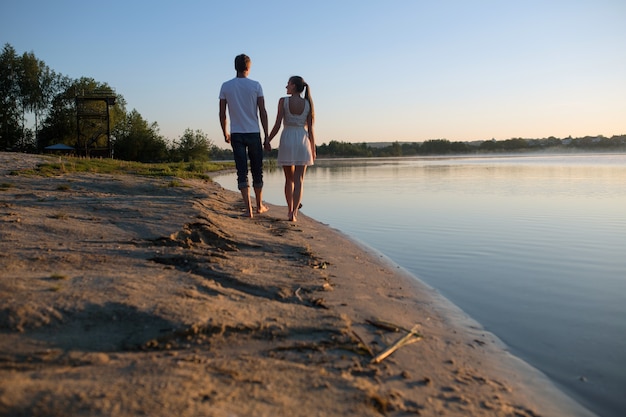 Pareja relajada caminando al aire libre