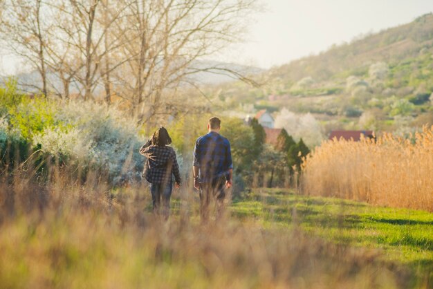 Pareja relajada caminando al aire libre