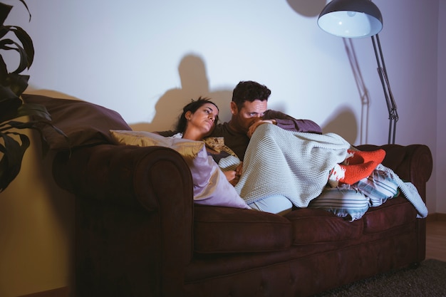 Pareja relajada viendo una película