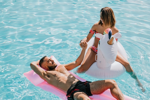 Foto gratuita pareja relajando en piscina