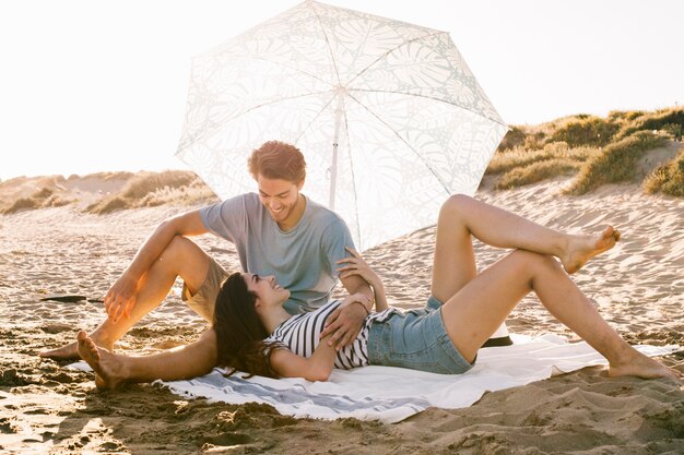 Pareja relajando por la playa