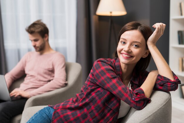 Pareja relajante en casa