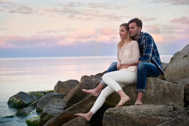 Pareja relajante en las rocas