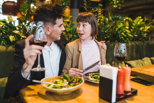 Pareja en restaurante