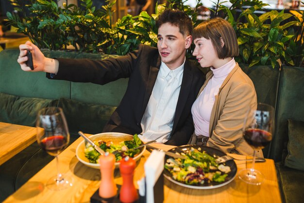 Pareja en restaurante