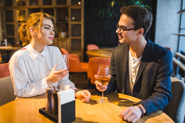 Pareja en restaurante