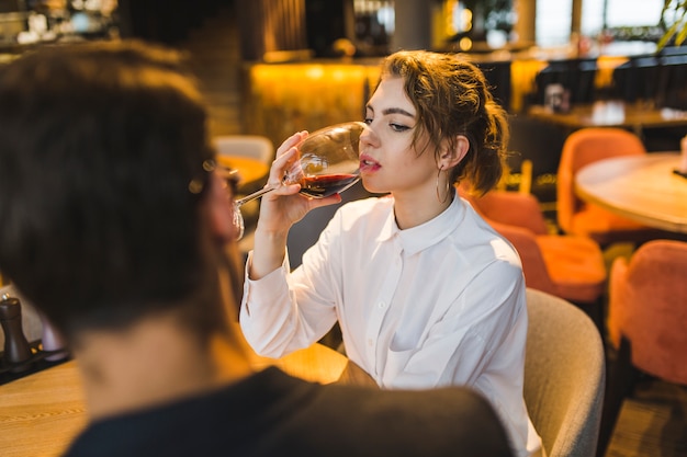 Pareja en restaurante