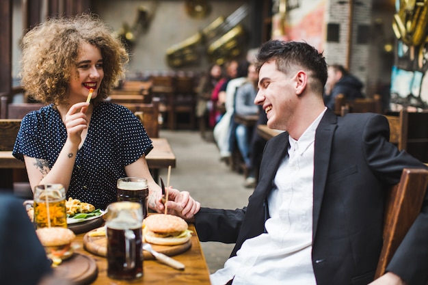 Pareja en restaurante