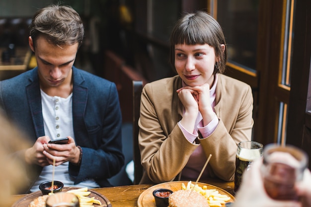 Pareja en restaurante