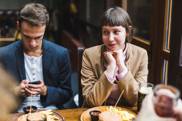 Pareja en restaurante