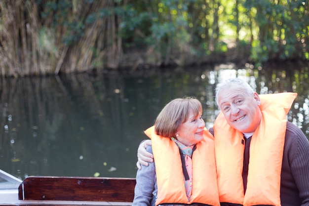 Foto gratuita pareja retirada divirtiéndose en un paseo en barco