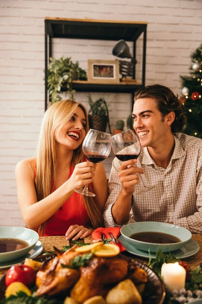 Pareja riendo en cena de navidad