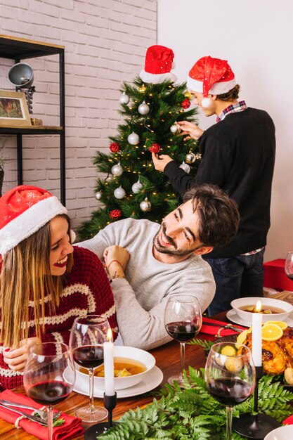 Pareja riendo en cena de navidad