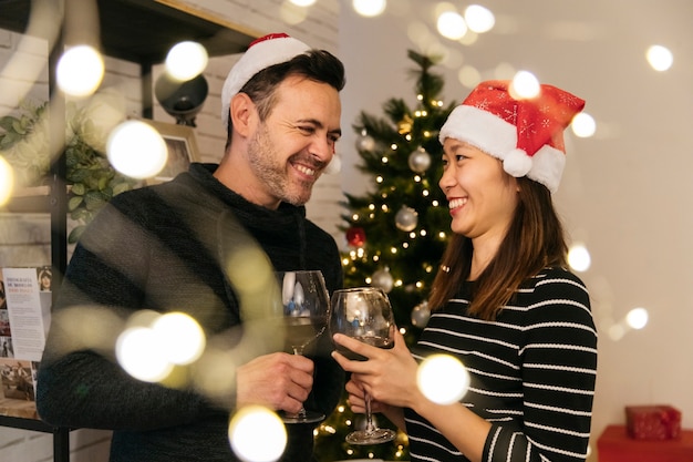 Pareja riendo en cena de navidad