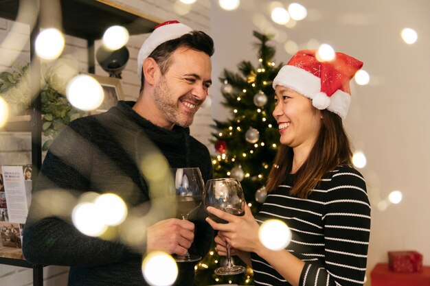 Pareja riendo en cena de navidad