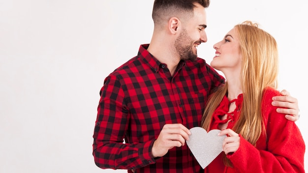 Foto gratuita pareja riendo con corazón de papel