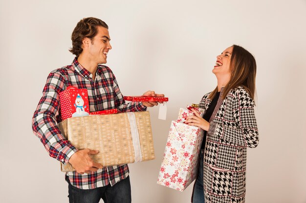 Pareja riendo con regalos