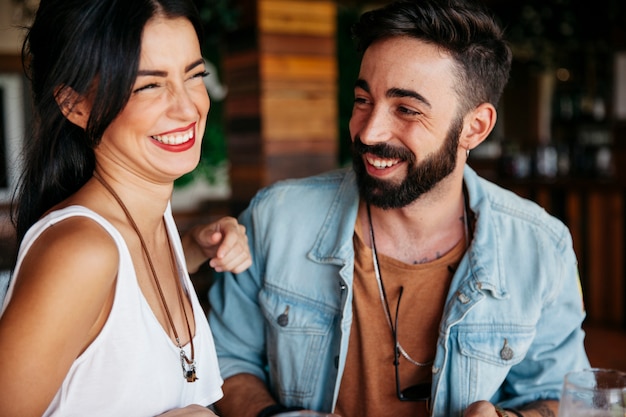 Foto gratuita pareja riendo