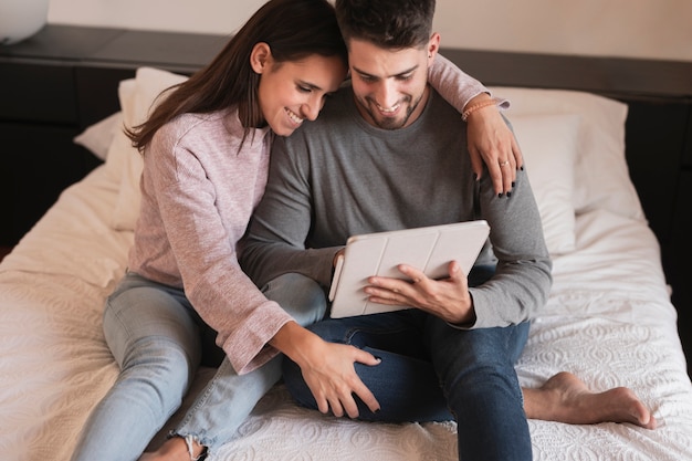 Foto gratuita pareja riéndose de la tableta