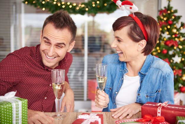 La pareja se rió y se sentó cerca de la mesa.