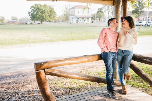 Foto gratuita pareja de risa mirando el uno al otro en el campo