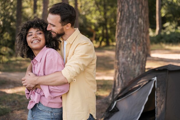 Pareja romántica abrazado al aire libre