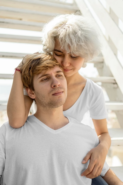 Foto gratuita pareja romántica abrazados bajo el sol al aire libre