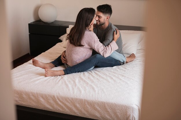 Pareja romántica abrazando a tiro completo