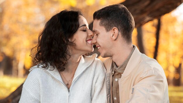 Una pareja romántica al aire libre cerca de un café.