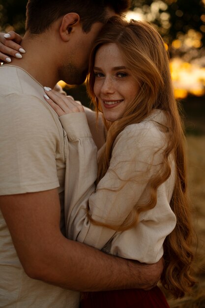 Pareja romántica al atardecer tiro medio