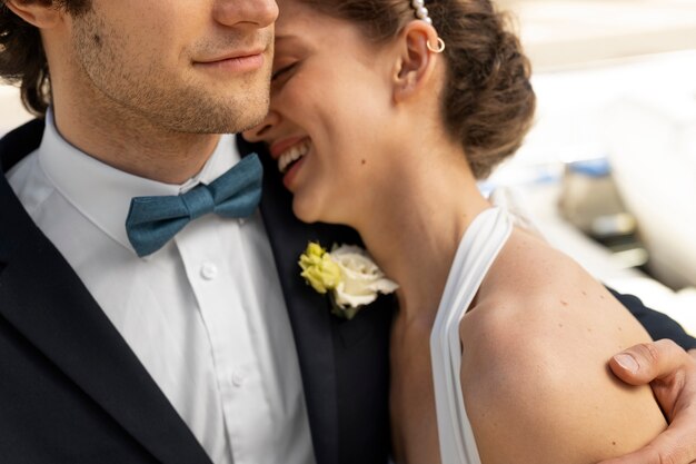 Pareja romántica de alto ángulo al aire libre