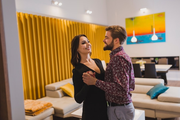 Foto gratuita pareja romántica bailando en casa