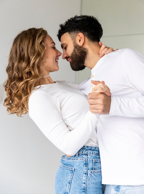 Pareja romántica bailando juntos en casa