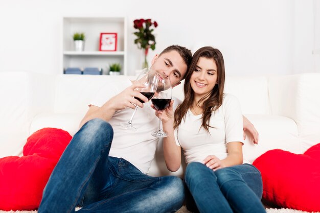 Pareja romántica bebiendo vino en casa