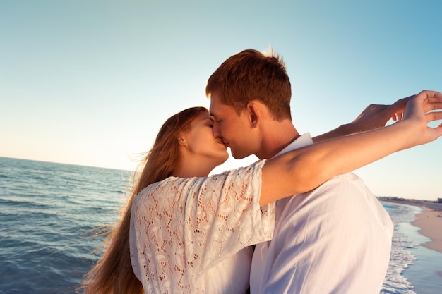 Pareja romántica, besar, en la playa