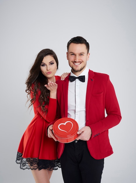 Foto gratuita pareja romántica con caja roja