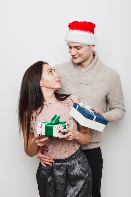 Pareja romántica con cajas de regalo