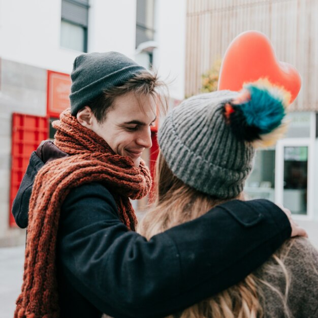 Pareja romántica en la calle