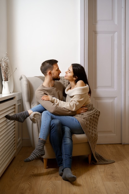 Foto gratuita pareja romántica en casa. una mujer joven atractiva y un hombre guapo disfrutan de pasar tiempo