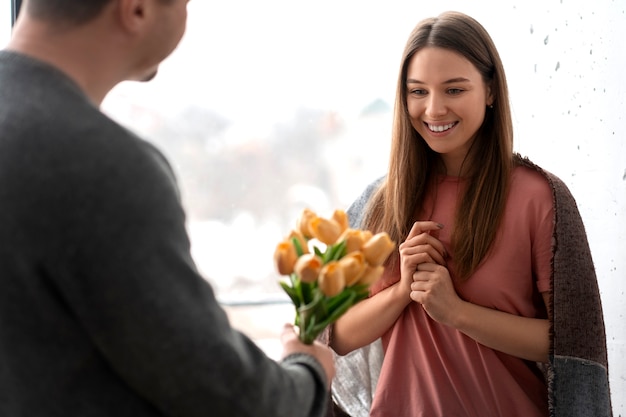 Foto gratuita una pareja romántica celebrando el día de san valentín juntos en casa.