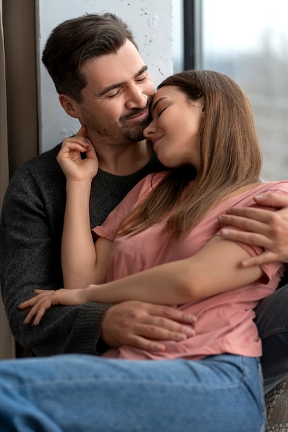 Foto gratuita una pareja romántica celebrando el día de san valentín juntos en casa.