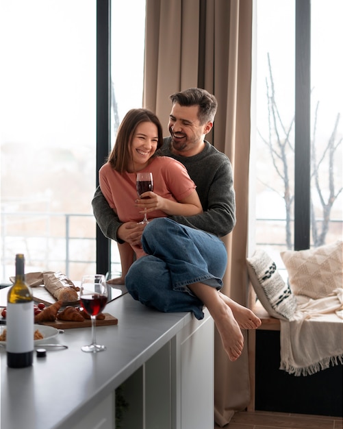 Una pareja romántica celebrando el día de San Valentín juntos en casa.