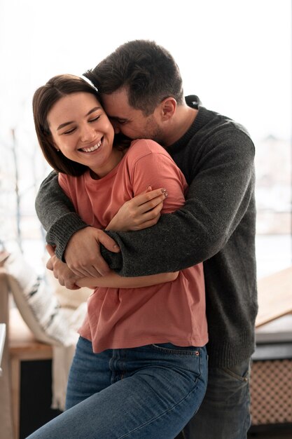 Una pareja romántica celebrando el día de San Valentín juntos en casa.