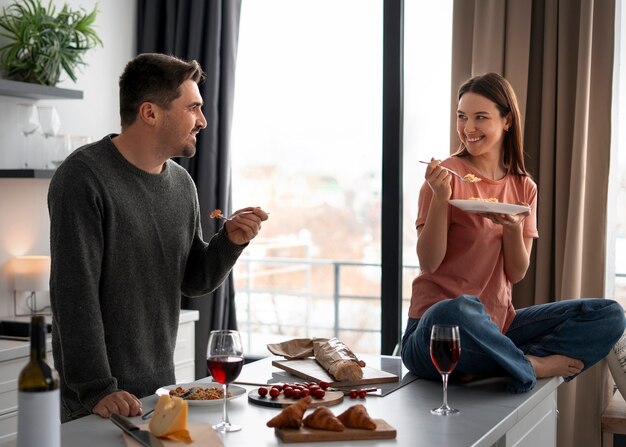 Una pareja romántica celebrando el día de San Valentín juntos en casa.