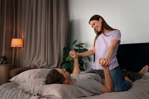 Una pareja romántica celebrando el día de San Valentín juntos en casa.